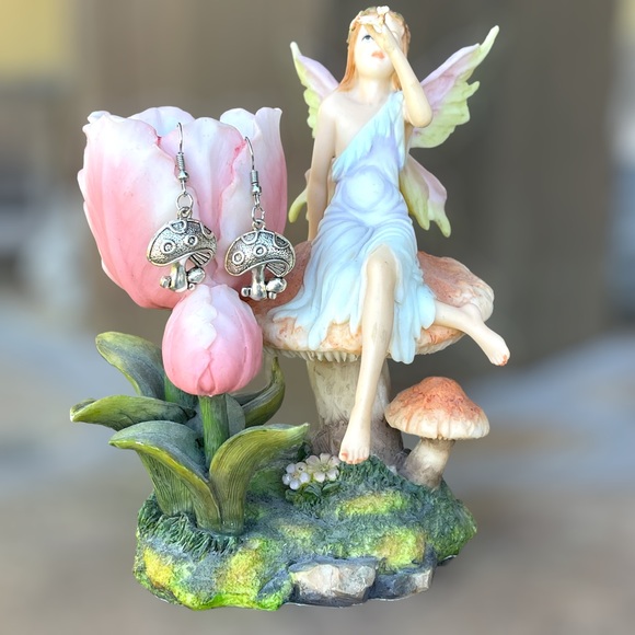 Beautiful silver mushroom charm dangle earrings - Picture 2 of 5